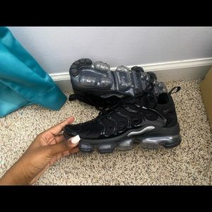 Womens vapor max size 8 ! Never worn , comes with box … 🔥